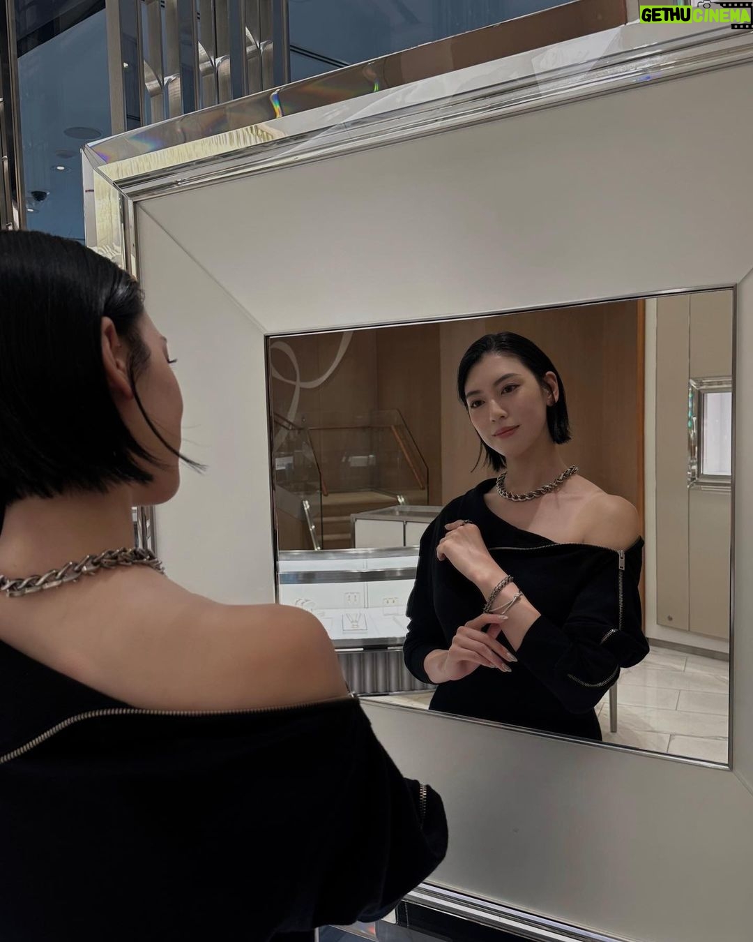 Ayaka Miyoshi Instagram - When I visited Singapore for the first time in six years, there was a beauty that didn't change and a new feeling of beauty🇸🇬🌺 Thank you for the wonderful time. #MarinaBaySands #theshoppesmbs #frontrowmbs @marinabaysands