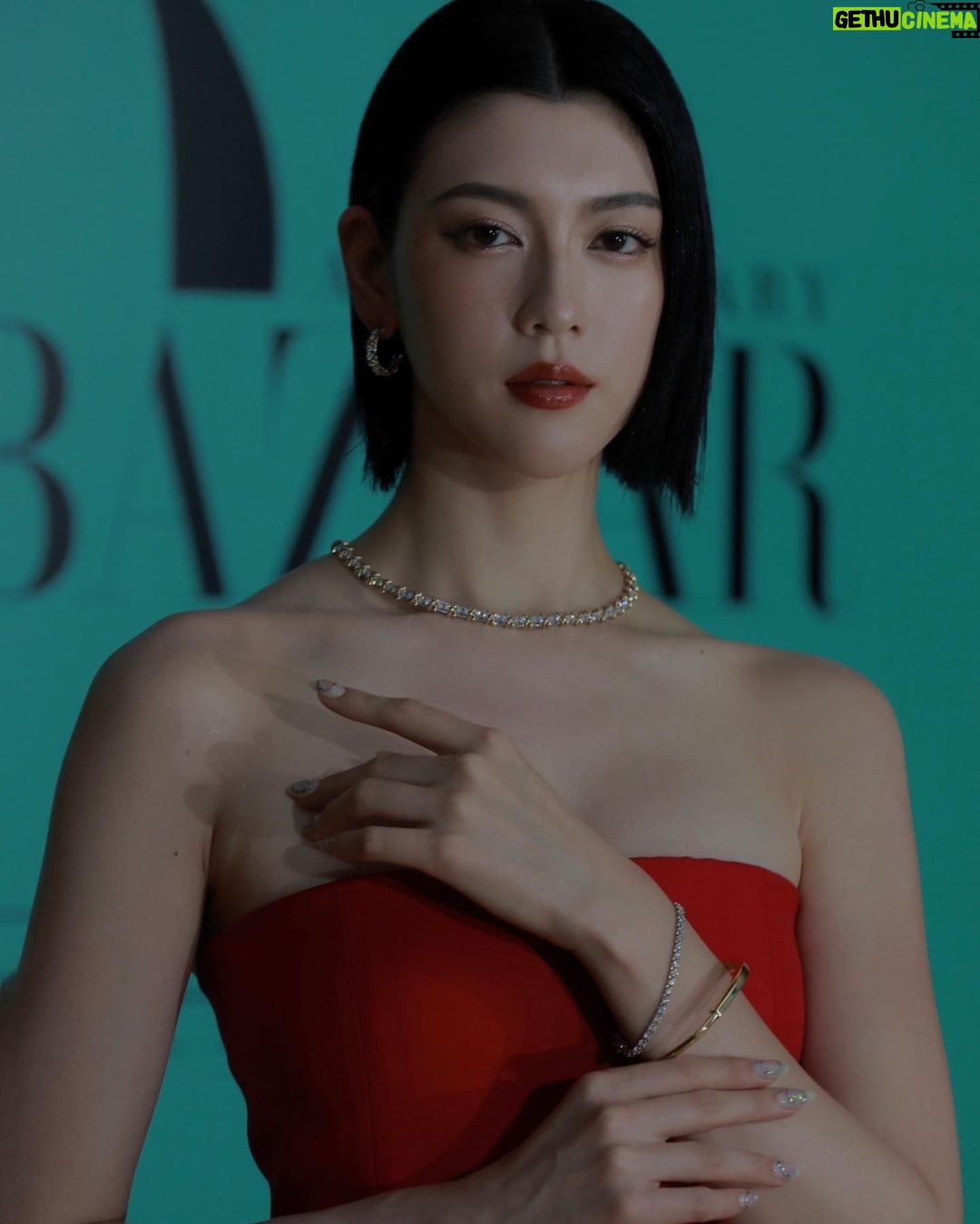 Ayaka Miyoshi Instagram - -HARPER'S BAZAAR- 【10th Anniversary of Harper's Bazaar Japan Edition】 日本版創刊10周年を記念して 新国立美術館にて行われた アニバーサリーイベントに ご招待いただきました。 1867年にニューヨークで創刊され 長い歴史と共に「Women on the Frontier」を掲げながら その魅力を発信していく最前線の ラグジュアリーファッションメディアである Harper's Bazaarと そこから生まれる愛や絆、精神を共に 深く根強く体現しているのが Tiffanyのジュエリーであると 改めて感じることのできた素晴らしい時間でした。 そんな愛のあるヒストリーを紡いでいく記念すべき場に ジャン・シュランバージェのジュエリーと共に 立たせていただけたことを光栄に思います。 改めて 10周年おめでとうございます! #HarpersBAZAAR #HarpersBAZAARjapan #BazaarJapan10