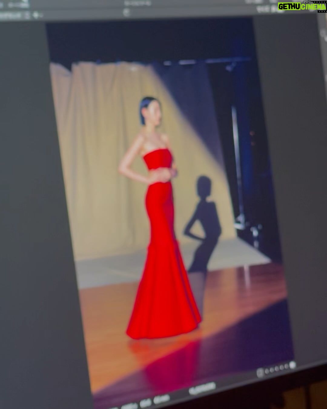 Ayaka Miyoshi Instagram - -HARPER'S BAZAAR- 【10th Anniversary of Harper's Bazaar Japan Edition】 日本版創刊10周年を記念して 新国立美術館にて行われた アニバーサリーイベントに ご招待いただきました。 1867年にニューヨークで創刊され 長い歴史と共に「Women on the Frontier」を掲げながら その魅力を発信していく最前線の ラグジュアリーファッションメディアである Harper's Bazaarと そこから生まれる愛や絆、精神を共に 深く根強く体現しているのが Tiffanyのジュエリーであると 改めて感じることのできた素晴らしい時間でした。 そんな愛のあるヒストリーを紡いでいく記念すべき場に ジャン・シュランバージェのジュエリーと共に 立たせていただけたことを光栄に思います。 改めて 10周年おめでとうございます! #HarpersBAZAAR #HarpersBAZAARjapan #BazaarJapan10