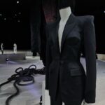 Ayaka Miyoshi Instagram - -Alexander Mcqeen- サラバートンによるラストショーを終え ショー会場にて開催された コレクションピースの展覧会に行ってきました。 今回のショーは リー・アレキサンダー・マックイーンから引き継いできた 思想、女性像、大胆かつ これでもかというほど繊細なディテール そこにサラの優しさや柔らかさ 芯の強さ、そして魂を感じることの出来た 素晴らしいものでした。 この瞬間を拝見させていただけたこと そしてサラの家族や、 マックイーンに携わってきた全ての方々の 思いがここに溢れていて とてつもなくエモーショナルなショーでした。 20年以上ものあいだ マックイーンと共にしてきた彼女に 贈られたスタンディングオベーションの嵐は この先も忘れられない光景だと思います。 とても光栄で幸せな時間でした。 @alexandermcqueen #AlexanderMcQueen #McQueenAnatomy #McQueenSS24