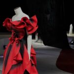 Ayaka Miyoshi Instagram - -Alexander Mcqeen- サラバートンによるラストショーを終え ショー会場にて開催された コレクションピースの展覧会に行ってきました。 今回のショーは リー・アレキサンダー・マックイーンから引き継いできた 思想、女性像、大胆かつ これでもかというほど繊細なディテール そこにサラの優しさや柔らかさ 芯の強さ、そして魂を感じることの出来た 素晴らしいものでした。 この瞬間を拝見させていただけたこと そしてサラの家族や、 マックイーンに携わってきた全ての方々の 思いがここに溢れていて とてつもなくエモーショナルなショーでした。 20年以上ものあいだ マックイーンと共にしてきた彼女に 贈られたスタンディングオベーションの嵐は この先も忘れられない光景だと思います。 とても光栄で幸せな時間でした。 @alexandermcqueen #AlexanderMcQueen #McQueenAnatomy #McQueenSS24