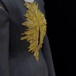 Ayaka Miyoshi Instagram - -Alexander Mcqeen- サラバートンによるラストショーを終え ショー会場にて開催された コレクションピースの展覧会に行ってきました。 今回のショーは リー・アレキサンダー・マックイーンから引き継いできた 思想、女性像、大胆かつ これでもかというほど繊細なディテール そこにサラの優しさや柔らかさ 芯の強さ、そして魂を感じることの出来た 素晴らしいものでした。 この瞬間を拝見させていただけたこと そしてサラの家族や、 マックイーンに携わってきた全ての方々の 思いがここに溢れていて とてつもなくエモーショナルなショーでした。 20年以上ものあいだ マックイーンと共にしてきた彼女に 贈られたスタンディングオベーションの嵐は この先も忘れられない光景だと思います。 とても光栄で幸せな時間でした。 @alexandermcqueen #AlexanderMcQueen #McQueenAnatomy #McQueenSS24