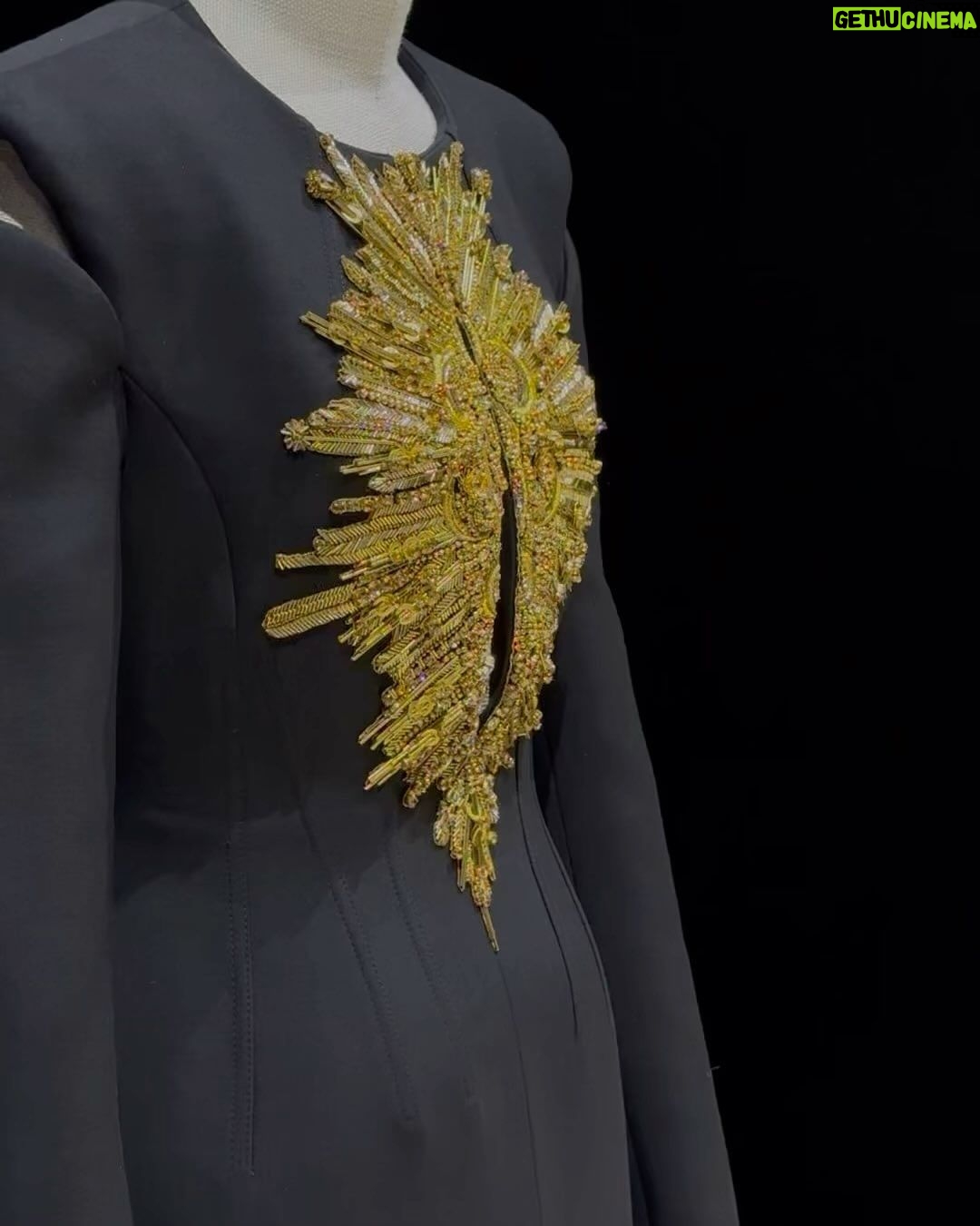 Ayaka Miyoshi Instagram - -Alexander Mcqeen- サラバートンによるラストショーを終え ショー会場にて開催された コレクションピースの展覧会に行ってきました。 今回のショーは リー・アレキサンダー・マックイーンから引き継いできた 思想、女性像、大胆かつ これでもかというほど繊細なディテール そこにサラの優しさや柔らかさ 芯の強さ、そして魂を感じることの出来た 素晴らしいものでした。 この瞬間を拝見させていただけたこと そしてサラの家族や、 マックイーンに携わってきた全ての方々の 思いがここに溢れていて とてつもなくエモーショナルなショーでした。 20年以上ものあいだ マックイーンと共にしてきた彼女に 贈られたスタンディングオベーションの嵐は この先も忘れられない光景だと思います。 とても光栄で幸せな時間でした。 @alexandermcqueen #AlexanderMcQueen #McQueenAnatomy #McQueenSS24
