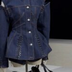 Ayaka Miyoshi Instagram - -Alexander Mcqeen- サラバートンによるラストショーを終え ショー会場にて開催された コレクションピースの展覧会に行ってきました。 今回のショーは リー・アレキサンダー・マックイーンから引き継いできた 思想、女性像、大胆かつ これでもかというほど繊細なディテール そこにサラの優しさや柔らかさ 芯の強さ、そして魂を感じることの出来た 素晴らしいものでした。 この瞬間を拝見させていただけたこと そしてサラの家族や、 マックイーンに携わってきた全ての方々の 思いがここに溢れていて とてつもなくエモーショナルなショーでした。 20年以上ものあいだ マックイーンと共にしてきた彼女に 贈られたスタンディングオベーションの嵐は この先も忘れられない光景だと思います。 とても光栄で幸せな時間でした。 @alexandermcqueen #AlexanderMcQueen #McQueenAnatomy #McQueenSS24