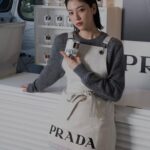 Ayaka Miyoshi Instagram - -PRADA- Prada Aoyamaにある #PradaFW23 キオスクを訪れました🌼 お花を主役にしたプラダの特別なアクティビティが 9/14~9/16まで世界各地で開催中。 マリーゴールド、デイジー、ヒマワリの種を詰めたパッケーが ミラノ、ロンドン、パリ、ニューヨーク、ドバイ、 ソウル、香港、北京、上海、成都、 広州、アランヤ、東京のフラワーキオスクにて 数量限定で配布されます🌼 皆様も是非立ち寄ってみてください🌼   @prada #PradaFW23 #ad