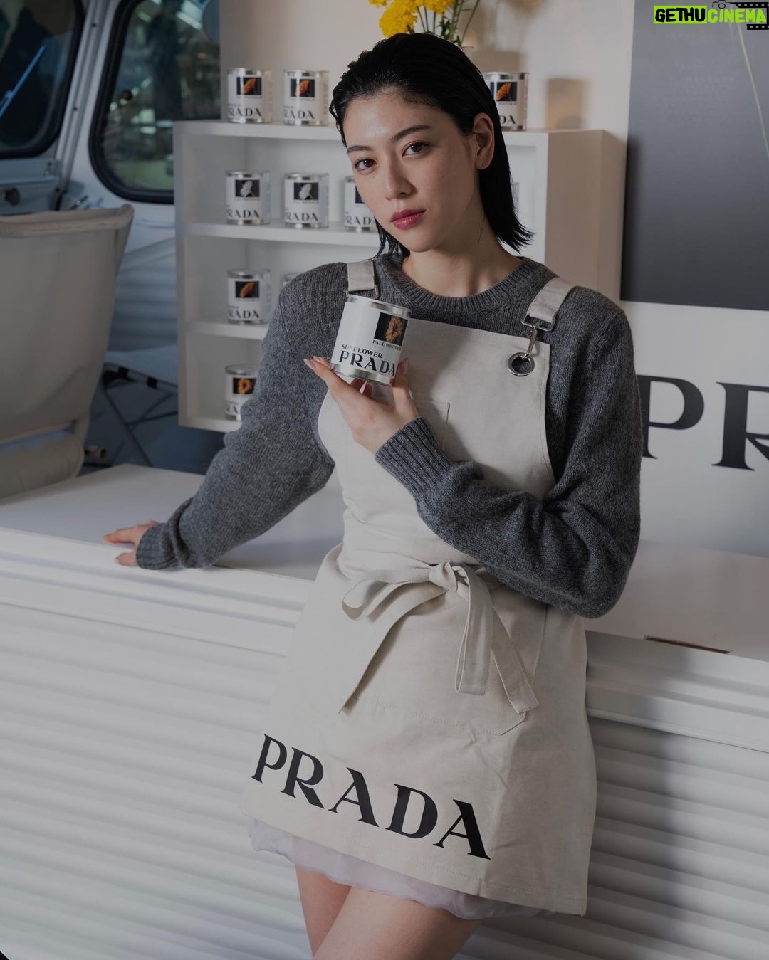 Ayaka Miyoshi Instagram - -PRADA- Prada Aoyamaにある #PradaFW23 キオスクを訪れました🌼 お花を主役にしたプラダの特別なアクティビティが 9/14~9/16まで世界各地で開催中。 マリーゴールド、デイジー、ヒマワリの種を詰めたパッケーが ミラノ、ロンドン、パリ、ニューヨーク、ドバイ、 ソウル、香港、北京、上海、成都、 広州、アランヤ、東京のフラワーキオスクにて 数量限定で配布されます🌼 皆様も是非立ち寄ってみてください🌼 @prada #PradaFW23 #ad