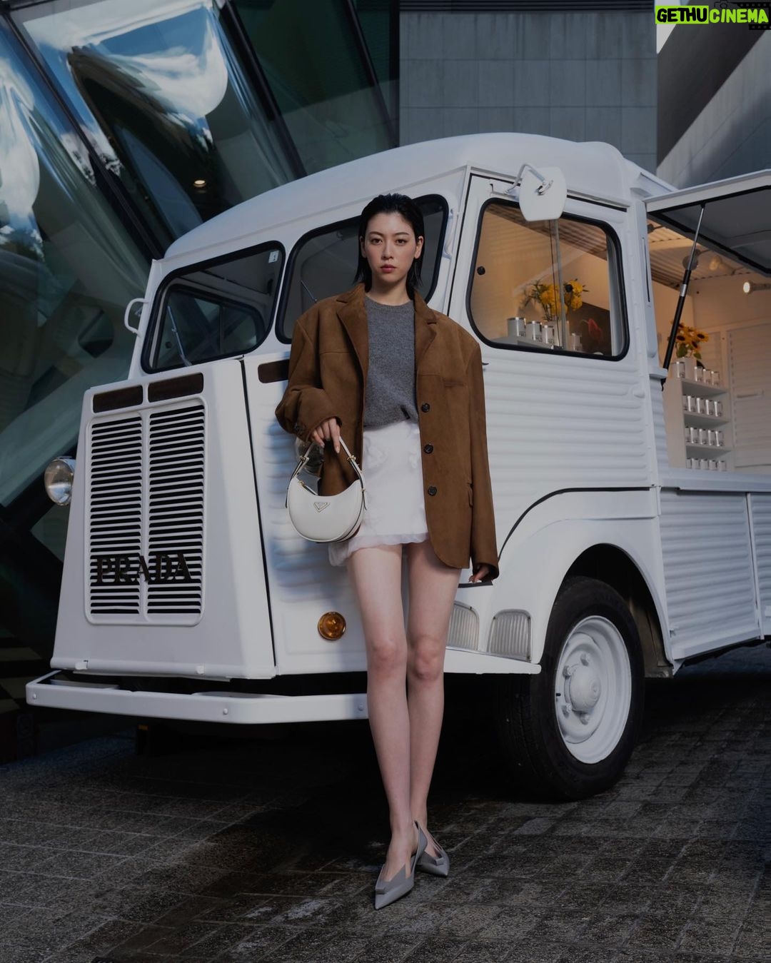Ayaka Miyoshi Instagram - -PRADA- Prada Aoyamaにある #PradaFW23 キオスクを訪れました🌼 お花を主役にしたプラダの特別なアクティビティが 9/14~9/16まで世界各地で開催中。 マリーゴールド、デイジー、ヒマワリの種を詰めたパッケーが ミラノ、ロンドン、パリ、ニューヨーク、ドバイ、 ソウル、香港、北京、上海、成都、 広州、アランヤ、東京のフラワーキオスクにて 数量限定で配布されます🌼 皆様も是非立ち寄ってみてください🌼 @prada #PradaFW23 #ad