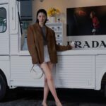 Ayaka Miyoshi Instagram - -PRADA- Prada Aoyamaにある #PradaFW23 キオスクを訪れました🌼 お花を主役にしたプラダの特別なアクティビティが 9/14~9/16まで世界各地で開催中。 マリーゴールド、デイジー、ヒマワリの種を詰めたパッケーが ミラノ、ロンドン、パリ、ニューヨーク、ドバイ、 ソウル、香港、北京、上海、成都、 広州、アランヤ、東京のフラワーキオスクにて 数量限定で配布されます🌼 皆様も是非立ち寄ってみてください🌼   @prada #PradaFW23 #ad
