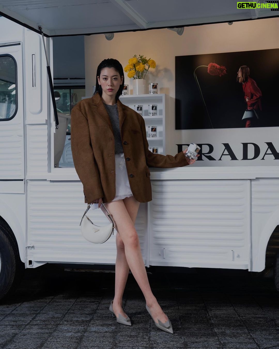 Ayaka Miyoshi Instagram - -PRADA- Prada Aoyamaにある #PradaFW23 キオスクを訪れました🌼 お花を主役にしたプラダの特別なアクティビティが 9/14~9/16まで世界各地で開催中。 マリーゴールド、デイジー、ヒマワリの種を詰めたパッケーが ミラノ、ロンドン、パリ、ニューヨーク、ドバイ、 ソウル、香港、北京、上海、成都、 広州、アランヤ、東京のフラワーキオスクにて 数量限定で配布されます🌼 皆様も是非立ち寄ってみてください🌼 @prada #PradaFW23 #ad