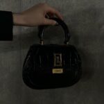Ayaka Miyoshi Instagram – -VERSACE-
【GRECA GODDESS TOP HANDLE BAG】
LAで発表された2023A/Wコレクションは
1980年代のムードを表現したパワーショルダーのジャケットや
ドレープのディテールが美しいミニドレス
クロコダイルレザーを使用したセットアップなど
ゴージャスかつエレガントなデザインのコレクションとなり、
なかでも重要なポイントとなった
新作のグレカ ゴッデスは、
ヴェルサーチェの神話と
ラグジュアリーの文化を融合させたラインで
シンボルであるグレカの徽章を施している。
多彩な表情と強さを放つデザインで
様々なスタイリングにマッチ。
@versace
#VersaceFW23
#VersaceGrecaGoddess
#PR