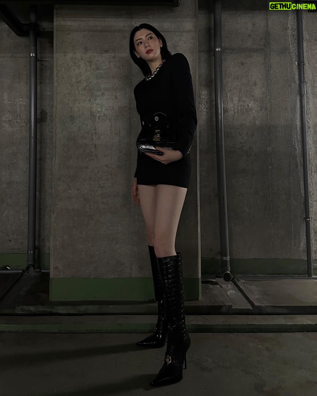 Ayaka Miyoshi Instagram - -VERSACE- 【GRECA GODDESS TOP HANDLE BAG】 LAで発表された2023A/Wコレクションは 1980年代のムードを表現したパワーショルダーのジャケットや ドレープのディテールが美しいミニドレス クロコダイルレザーを使用したセットアップなど ゴージャスかつエレガントなデザインのコレクションとなり、 なかでも重要なポイントとなった 新作のグレカ ゴッデスは、 ヴェルサーチェの神話と ラグジュアリーの文化を融合させたラインで シンボルであるグレカの徽章を施している。 多彩な表情と強さを放つデザインで 様々なスタイリングにマッチ。 @versace #VersaceFW23 #VersaceGrecaGoddess #PR