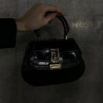 Ayaka Miyoshi Instagram – -VERSACE-
【GRECA GODDESS TOP HANDLE BAG】
LAで発表された2023A/Wコレクションは
1980年代のムードを表現したパワーショルダーのジャケットや
ドレープのディテールが美しいミニドレス
クロコダイルレザーを使用したセットアップなど
ゴージャスかつエレガントなデザインのコレクションとなり、
なかでも重要なポイントとなった
新作のグレカ ゴッデスは、
ヴェルサーチェの神話と
ラグジュアリーの文化を融合させたラインで
シンボルであるグレカの徽章を施している。
多彩な表情と強さを放つデザインで
様々なスタイリングにマッチ。
@versace
#VersaceFW23
#VersaceGrecaGoddess
#PR