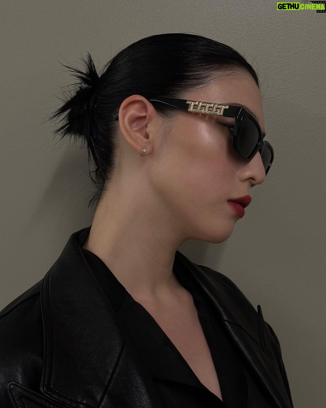 Ayaka Miyoshi Instagram - -Tiffany&Co.- Tiffany Eyewear ティファニーのアイコニックなモチーフである「Tiffany T」 メガネ、サングラス共に サイドに煌びやかで華やかな存在感を纏って登場。 ラグジュアリーで特別感のあるアイテムは 日常のファッションをより楽しませてくれるはず。 @tiffanyandco #TiffanyEyewear #TiffanyT #EssirolLuxottica #TiffanyPartner #PR