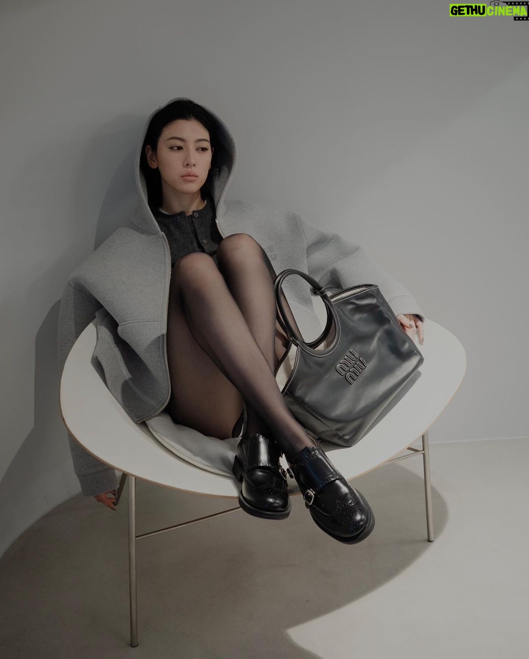 Ayaka Miyoshi Instagram - -Miu Miu- 「MIU IVY」popup store カレッジのロッカールームを彷彿とさせる店内に クラシカルなユニフォームにインスパイアされた フレッピーなムードの最新コレクションが並ぶポップアップストア。 今回は私が身につけている新作バッグや アイコンバッグ「アルカディ」 アイコニックなペニーローファーの新素材 そして2023年秋冬ファッションショーで発表された 「Church’s X MIU MIU」コラボレーションモデルの レースアップシューズと ダブルモンクストラップシューズを発売。 伊勢丹新宿店 本館1 階 ザ・ステージ にて 9/6~9/12まで開催中。 @miumiu #MiuMiu #MiuIvy #ChurchsXMiuMiu