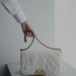 Ayaka Miyoshi Instagram – -Alexander McQueen-
マックイーンから新作バッグ【The SEAL】が登場
ラムスキンレザーを用いて
一つ一つ丁寧に手作業で仕上げられた
ホワイトシールバッグ。
エクスプローデッドシールロゴと
ゴールドメタルシールクロージャーが
特徴的なアイテムとなっており
写真のようにストラップを肩に掛けて
使うのが素敵なデザイン。
手に取ると柔らかなレザーと
統一感のあるディテールに惚れ惚れするバッグ💫
#McQueenSeal
#McQueenAW23
@alexandermcqueen