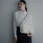 Ayaka Miyoshi Instagram – -Alexander McQueen-

マックイーンから新作バッグ【The SEAL】が登場

ラムスキンレザーを用いて
一つ一つ丁寧に手作業で仕上げられた
ホワイトシールバッグ。

エクスプローデッドシールロゴと
ゴールドメタルシールクロージャーが
特徴的なアイテムとなっており

写真のようにストラップを肩に掛けて
使うのが素敵なデザイン。

手に取ると柔らかなレザーと
統一感のあるディテールに惚れ惚れするバッグ💫

#McQueenSeal
#McQueenAW23
@alexandermcqueen