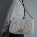 Ayaka Miyoshi Instagram – -Alexander McQueen-

マックイーンから新作バッグ【The SEAL】が登場

ラムスキンレザーを用いて
一つ一つ丁寧に手作業で仕上げられた
ホワイトシールバッグ。

エクスプローデッドシールロゴと
ゴールドメタルシールクロージャーが
特徴的なアイテムとなっており

写真のようにストラップを肩に掛けて
使うのが素敵なデザイン。

手に取ると柔らかなレザーと
統一感のあるディテールに惚れ惚れするバッグ💫

#McQueenSeal
#McQueenAW23
@alexandermcqueen