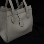 Ayaka Miyoshi Instagram – -FENDI-

FENDI Origami
フェンディ 2023-24秋冬 ウィメンズコレクションの
キャットウォークでデビューした「フェンディ オリガミ」

名前の由来となっている“折り紙”は
一枚の紙を折って立体的な形へと変える
日本の伝統的な遊び。

38個のピースで複雑に構成された「フェンディ オリガミ」は
 “折り紙”のように8個のマグネットをすべて中央で留めることによって
キューブ型バケットシェイプへと姿を変える。

ブランドのDNAのひとつ
「二面性(= デュアリズム)」を体現。

普段はブラックが多い私も
このシェイプと絶妙なホワイトに惚れました☺️

@fendi 
#fendi
#pr