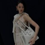 Ayaka Miyoshi Instagram – -FENDI-

FENDI Origami
フェンディ 2023-24秋冬 ウィメンズコレクションの
キャットウォークでデビューした「フェンディ オリガミ」

名前の由来となっている“折り紙”は
一枚の紙を折って立体的な形へと変える
日本の伝統的な遊び。

38個のピースで複雑に構成された「フェンディ オリガミ」は
 “折り紙”のように8個のマグネットをすべて中央で留めることによって
キューブ型バケットシェイプへと姿を変える。

ブランドのDNAのひとつ
「二面性(= デュアリズム)」を体現。

普段はブラックが多い私も
このシェイプと絶妙なホワイトに惚れました☺️

@fendi 
#fendi
#pr