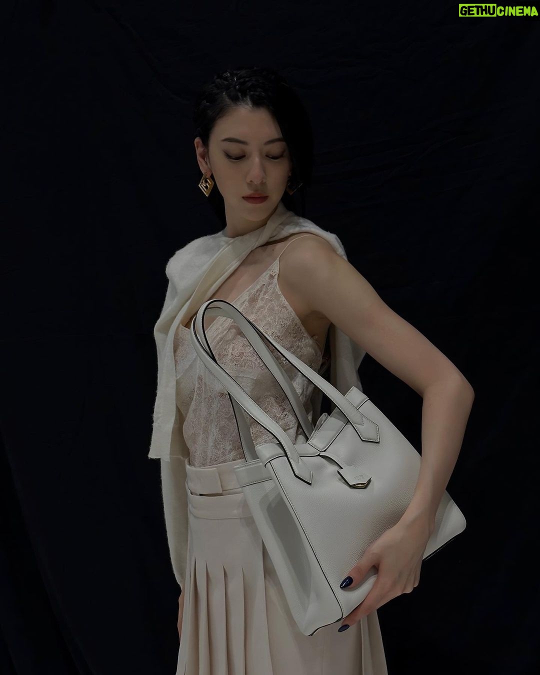 Ayaka Miyoshi Instagram - -FENDI- FENDI Origami フェンディ 2023-24秋冬 ウィメンズコレクションの キャットウォークでデビューした「フェンディ オリガミ」 名前の由来となっている“折り紙”は 一枚の紙を折って立体的な形へと変える 日本の伝統的な遊び。 38個のピースで複雑に構成された「フェンディ オリガミ」は “折り紙”のように8個のマグネットをすべて中央で留めることによって キューブ型バケットシェイプへと姿を変える。 ブランドのDNAのひとつ 「二面性(= デュアリズム)」を体現。 普段はブラックが多い私も このシェイプと絶妙なホワイトに惚れました☺️ @fendi #fendi #pr