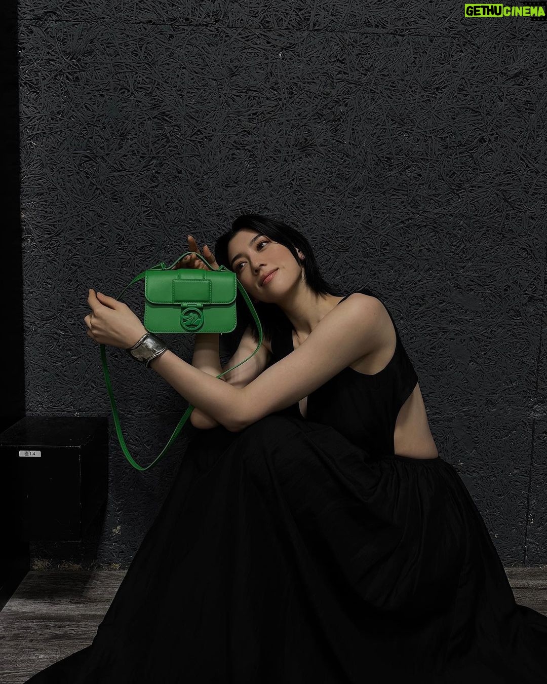 Ayaka Miyoshi Instagram - -LONGCHAMP- ロンシャン【ボックス-トロット】を 品のあるマスキュリンなコーディネートと共に。 AT THE RACESをテーマに 現代のパリジェンヌが競技場で過ごす 休日を描いたコレクション。 25ans 10月号では新作バッグとルックを 着用しています。 是非チェックしていただけたら嬉しいです! #LongchampBoxTrot #LongchampFW23 #ロンシャン #gifted