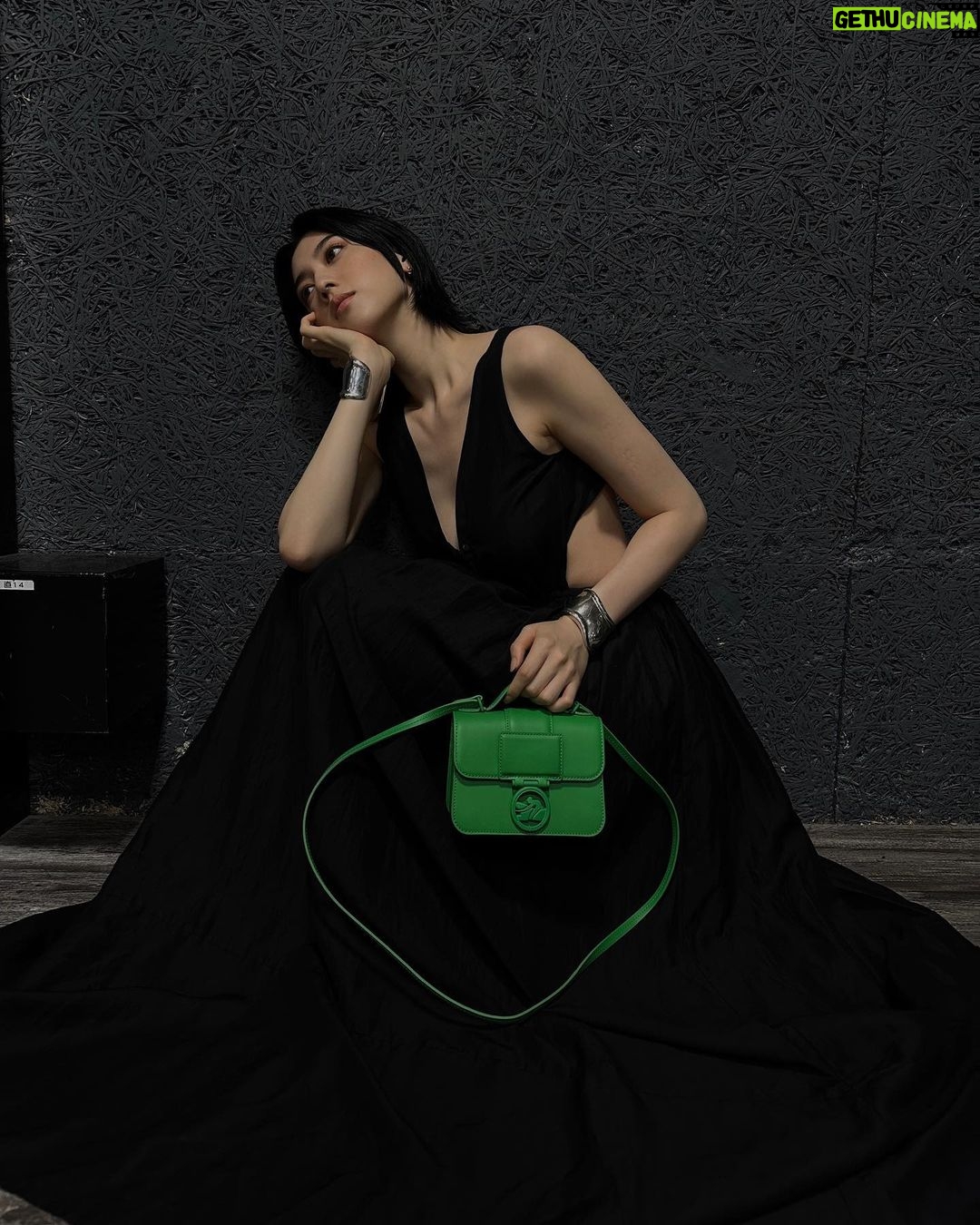 Ayaka Miyoshi Instagram - -LONGCHAMP- ロンシャン【ボックス-トロット】を 品のあるマスキュリンなコーディネートと共に。 AT THE RACESをテーマに 現代のパリジェンヌが競技場で過ごす 休日を描いたコレクション。 25ans 10月号では新作バッグとルックを 着用しています。 是非チェックしていただけたら嬉しいです! #LongchampBoxTrot #LongchampFW23 #ロンシャン #gifted