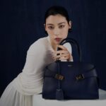 Ayaka Miyoshi Instagram - -FERRAGAMO- Ferragamoから新作バッグHUG(ハグ)が登場。 名前の通り、抱きしめたくなるような シンプルなカラーと柔らかな曲線美が◎ HUGにフォーカスしたポップアップストアが 期間限定で順次開催。 伊勢丹新宿店本館1階 8/30-9/12 銀座三越本館1階ザ・ステージ 9/20-26 伊勢丹新宿店本館3階ザ・ステージ#3 9/20-26 この期間に是非お近くで 美しさを身に纏っていただきたいです。 @ferragamo #FERRAGAMO #FERRAGAMOHUGBAG #フェラガモ #PR