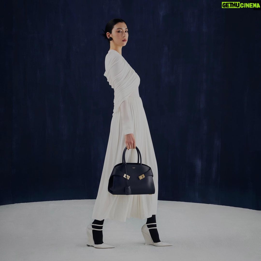 Ayaka Miyoshi Instagram - -FERRAGAMO- Ferragamoから新作バッグHUG(ハグ)が登場。 名前の通り、抱きしめたくなるような シンプルなカラーと柔らかな曲線美が◎ HUGにフォーカスしたポップアップストアが 期間限定で順次開催。 伊勢丹新宿店本館1階 8/30-9/12 銀座三越本館1階ザ・ステージ 9/20-26 伊勢丹新宿店本館3階ザ・ステージ#3 9/20-26 この期間に是非お近くで 美しさを身に纏っていただきたいです。 @ferragamo #FERRAGAMO #FERRAGAMOHUGBAG #フェラガモ #PR