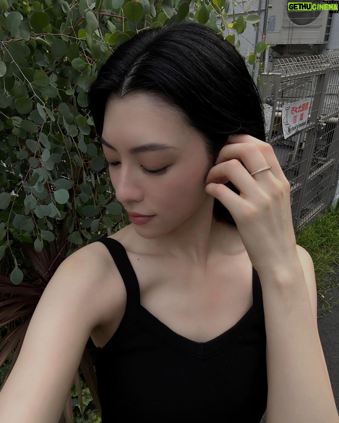 Ayaka Miyoshi - 100.9K Likes - -Tiffany&Co.-
【Tiffany Lock】
2023年1月にローンチしたTiffany Lockは
ブランドの重要なモチーフでもあるパドロック(南京錠)から
インスパイアされて誕生した、
新アイコニックコレクション。
絆を表現するアイテムとして用いられてきた南京錠の様に
大切な人や物との強固なつながりを
繊細に大胆に、美しく表現。
私自身いつもTiffanyを身につけて思うのは
ジュエリーひとつひとつとの出会いを
鮮明に覚えているということ。
いつ、どんな時も
一緒に旅をしてくれる大切なパートナーたち。
この新時代を象徴するコレクションで
貴方も是非、大切な人たちとの絆を
特別なものにして欲しいです💍
@tiffanyandco
#TiffanyLock
#TiffanyandCo
#TiffanyPartner