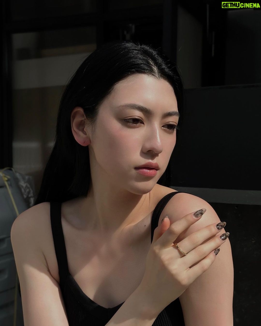 Ayaka Miyoshi - 100.9K Likes - -Tiffany&Co.-
【Tiffany Lock】
2023年1月にローンチしたTiffany Lockは
ブランドの重要なモチーフでもあるパドロック(南京錠)から
インスパイアされて誕生した、
新アイコニックコレクション。
絆を表現するアイテムとして用いられてきた南京錠の様に
大切な人や物との強固なつながりを
繊細に大胆に、美しく表現。
私自身いつもTiffanyを身につけて思うのは
ジュエリーひとつひとつとの出会いを
鮮明に覚えているということ。
いつ、どんな時も
一緒に旅をしてくれる大切なパートナーたち。
この新時代を象徴するコレクションで
貴方も是非、大切な人たちとの絆を
特別なものにして欲しいです💍
@tiffanyandco
#TiffanyLock
#TiffanyandCo
#TiffanyPartner