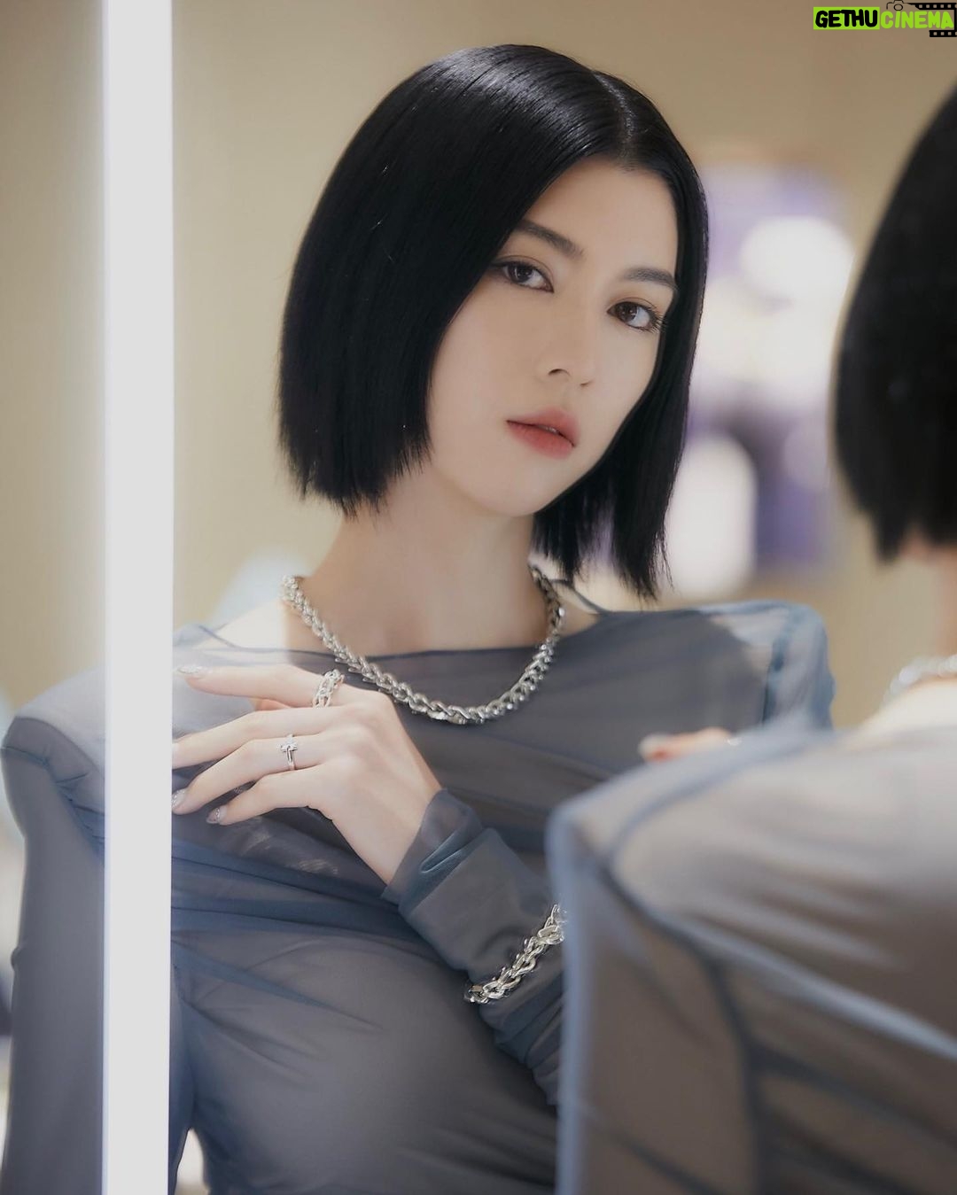 Ayaka Miyoshi Instagram - -Tiffany&Co.- This is my favorite new collection:)🩵 「ティファニーフォージ」は 過去のアーカイブ作品から着想を得た シルバーチェーンのコレクションで サイズや付け方によって 様々な表情を見せてくれるジュエリー。 そしてティファニー表参道は ステンドグラスに着想を得た天井や 様々な現代アートの作品展示も魅力のひとつ。 是非運命のジュエリーを。 Thank you for the beautiful gift!!! @tiffanyandco #Tiffanyandco #TiffanyForge #TiffanyOmotesando #TiffanyPartner