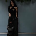 Ayaka Miyoshi Instagram - -PRADA- 黒好きな私には堪らない 美しいカラーと曲線と… シンプルなものこそ渾身のバディを 身につけたい🩶 #PradaArque @Prada