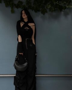 Ayaka Miyoshi Instagram - -PRADA- 黒好きな私には堪らない 美しいカラーと曲線と… シンプルなものこそ渾身のバディを 身につけたい🩶 #PradaArque @Prada