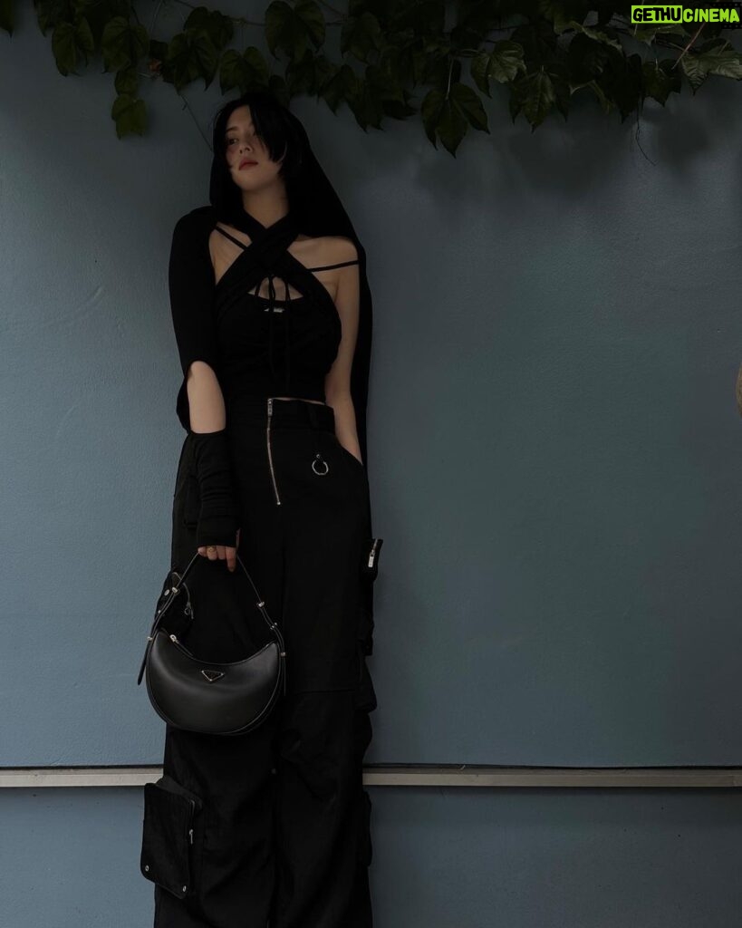 Ayaka Miyoshi Instagram - -PRADA- 黒好きな私には堪らない 美しいカラーと曲線と… シンプルなものこそ渾身のバディを 身につけたい🩶 #PradaArque @Prada