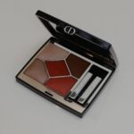 Ayaka Miyoshi Instagram - -DIOR BEAUTY- 輝かしい美しさを放ち 自分自身を魅了していくDIOR SHOWが 新しくリニューアルし8月18日(金)に登場。 今回も アイシャドウ、マスカラ、 アイライナー、アイブロウペンシルなどのプロダクトが 豊富なバリエーションで展開されます。 私は アイシャドウ《673 レッドタータン》を メインにメイク💄 @yudai_makino よりナチュラルな処方になったことにより 軽やかでふわっとする広がりと 滑らかな質感が実現。 絶妙なバランスを表現してくれます。 @diorbeauty @dior #ディオールショウ #DIORSHOW #SupportedbyDior