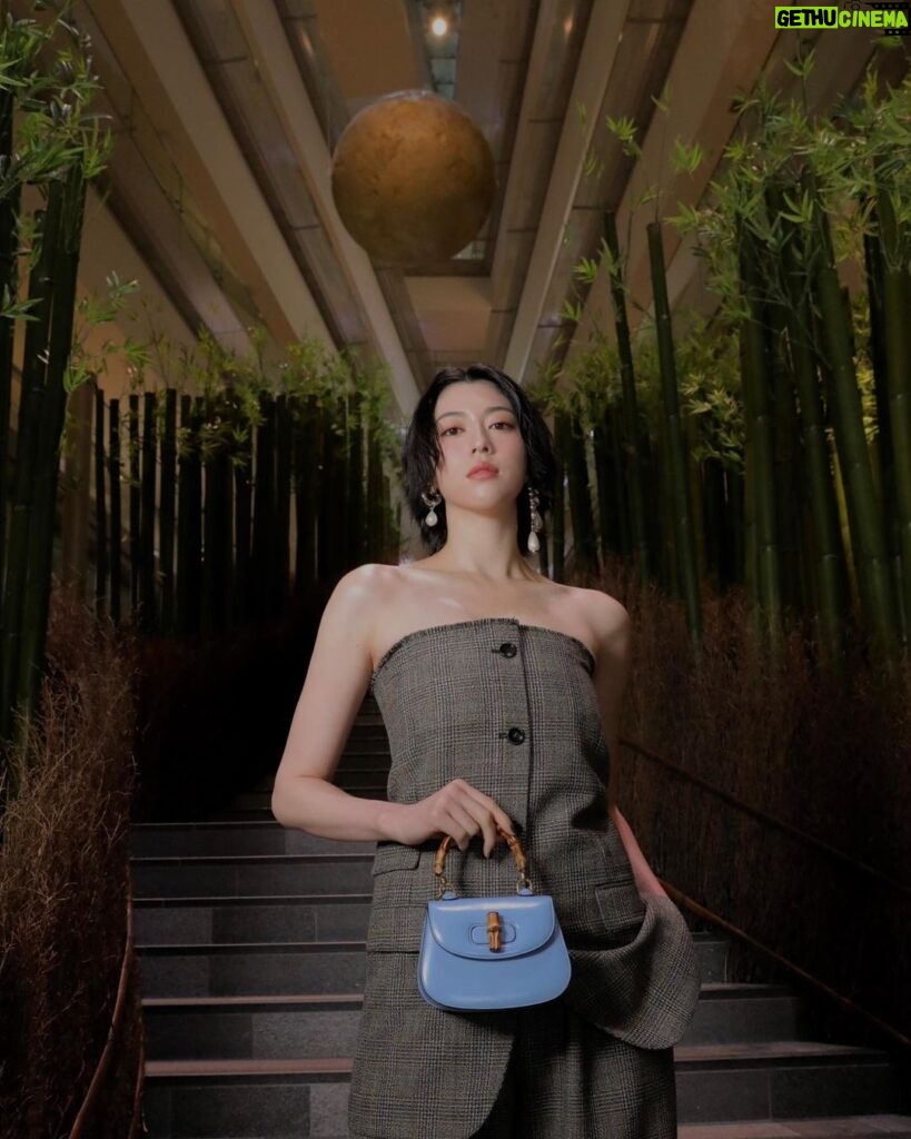 Ayaka Miyoshi Instagram - -GUCCI- Gucciが表参道にて開催する体験型イベント #GucciBambooSummer へ。 日本の夏を感じられる竹を使用した空間や 表参道ヒルズにあるGucci Bambooのエキシビジョンホールでは 異空間の中に存在するアートと 深い歴史を辿りながら 変わらず、そして進化し続ける Bambooのコレクションを堪能できます。 今回はマスキュリンなルックに合わせて Gucci Bamboo 1947の淡いブルーをチョイス。 イベントは8月10日から25日まで期間限定で開催中。 表参道ヒルズ、グッチ青山、そして グッチ オステリア ダ マッシモ ボットゥーラ トウキョウが手がける 「Gucci Osteria for Bamboo Summer at The Strings」でも 特別メニューを展開中。 是非アートと共に素敵な夏を🍧🎋 @gucci #GucciBambooSummer #GucciBamboo1947 #GucciOsteria