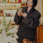 Ayaka Miyoshi Instagram - -Diptyque- Fragrance is in harmony with the heart, fragrance is an infinite journey... 私にとって香りとは 常に人生の選択をしていく時に 重要な役割を果たします。 その香りで深呼吸が出来たり その香りで温かい気持ちになれたり その香りで旅した場所が恋しくなったり。 日常の中にも些細な香りが沢山溢れています。 今年は自分にクリスマスギフトを探しに Diptyque丸の内店に。 まさにお店の前はイルミネーションが広がり 通りすがりの方々も自然と視線が上に向いて みんなで同じ喜びを共有出来ている気がして 素敵だと思いました。 店内も煌びやかに彩られ 冬の暖かみを感じるものが沢山あり 私はSAPINの香りに包まれて過ごそうと思います。 皆様も自分や大切な人へのギフトに是非。 @diptyque #DIPTYQUE #ディプティック #pr