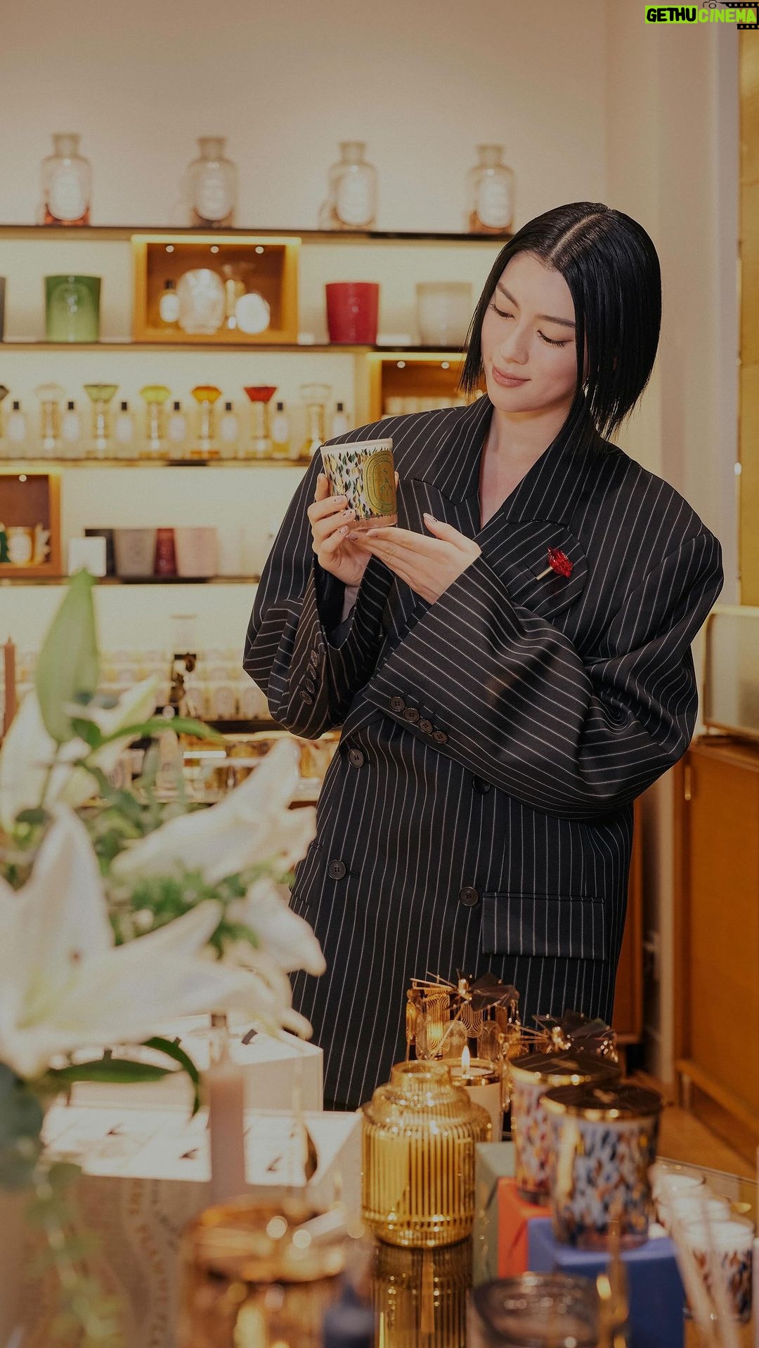 Ayaka Miyoshi Instagram - -Diptyque- Fragrance is in harmony with the heart, fragrance is an infinite journey... 私にとって香りとは 常に人生の選択をしていく時に 重要な役割を果たします。 その香りで深呼吸が出来たり その香りで温かい気持ちになれたり その香りで旅した場所が恋しくなったり。 日常の中にも些細な香りが沢山溢れています。 今年は自分にクリスマスギフトを探しに Diptyque丸の内店に。 まさにお店の前はイルミネーションが広がり 通りすがりの方々も自然と視線が上に向いて みんなで同じ喜びを共有出来ている気がして 素敵だと思いました。 店内も煌びやかに彩られ 冬の暖かみを感じるものが沢山あり 私はSAPINの香りに包まれて過ごそうと思います。 皆様も自分や大切な人へのギフトに是非。 @diptyque #DIPTYQUE #ディプティック #pr