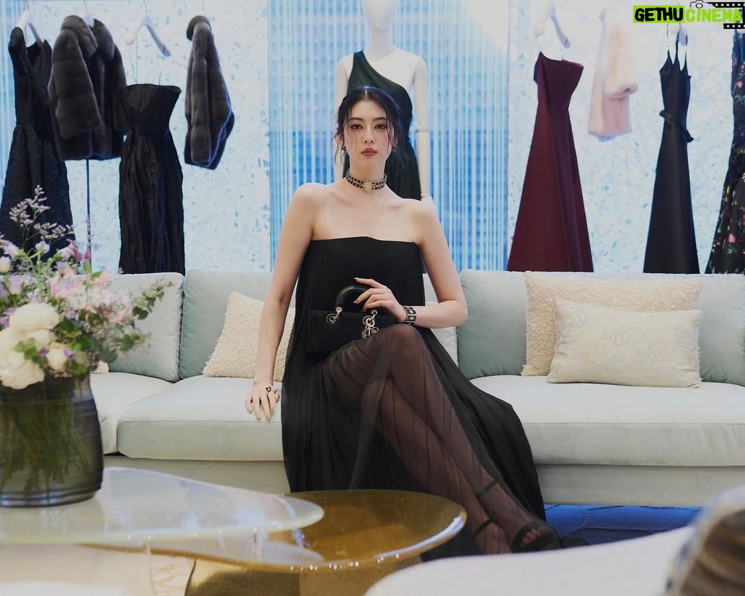 Ayaka Miyoshi Instagram - -DIOR- Dior opened in Azabudai Hills🦢 これまでも多様な文化の交わりを まるで湖の静けさの中に広がる波紋のように 優しく美しく体現してきたディオールが、 隈研吾建築都市設計事務所による 和と洋を融合させたデザインで新たに麻布台ヒルズへ。 店舗はまさに芸術的な空間となっており、 「なぐり」の技法で彫られた優美な壁のパネルや 織物の技巧を彷彿とさせる「和紙」から感じられる伝統の匠の技など 自然の空間の中にどっしりと溶け込む美しさでした。 @dior #SUPPORTEDBYDIOR