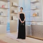Ayaka Miyoshi Instagram - -DIOR- Dior opened in Azabudai Hills🦢 これまでも多様な文化の交わりを まるで湖の静けさの中に広がる波紋のように 優しく美しく体現してきたディオールが、 隈研吾建築都市設計事務所による 和と洋を融合させたデザインで新たに麻布台ヒルズへ。 店舗はまさに芸術的な空間となっており、 「なぐり」の技法で彫られた優美な壁のパネルや 織物の技巧を彷彿とさせる「和紙」から感じられる伝統の匠の技など 自然の空間の中にどっしりと溶け込む美しさでした。 @dior #SUPPORTEDBYDIOR
