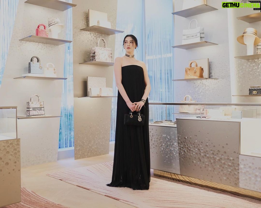 Ayaka Miyoshi Instagram - -DIOR- Dior opened in Azabudai Hills🦢 これまでも多様な文化の交わりを まるで湖の静けさの中に広がる波紋のように 優しく美しく体現してきたディオールが、 隈研吾建築都市設計事務所による 和と洋を融合させたデザインで新たに麻布台ヒルズへ。 店舗はまさに芸術的な空間となっており、 「なぐり」の技法で彫られた優美な壁のパネルや 織物の技巧を彷彿とさせる「和紙」から感じられる伝統の匠の技など 自然の空間の中にどっしりと溶け込む美しさでした。 @dior #SUPPORTEDBYDIOR