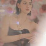 Ayaka Miyoshi Instagram - -Tiffany&Co.- 「ティファニーロック」 「ティファニーハードウェア」から新作が誕生。 エクストララージサイズのペンダントトップやピアスが 抜群の存在感を与えてくれるティファニーロック。 イエローゴールドとホワイトゴールドの輝きは カジュアルさもありながらエレガントさも相まって ナチュラルなファッションにジュエリーを際立たせるのが 最近の私のmood🩵 そしてティファニーハードウェアのネックレスには 約30 カラットものパヴェダイヤモンドがセットされており どれも職人の丁寧な手作業によるもの。 ティファニーの比類なきクラフトマンシップが堪能できる まさに芸術作品といえる煌めきを持つジュエリー。 ティファニーのジュエリーは 作り手の想いや歴史も込められながら 常に揺るぎない安心感と自信に繋がる輝き 新たな自分へと出会わせてくれる、 私にとって大切なパートナーです。 新たな始まりに胸が高鳴るこの季節、 自分への最高なピースをを迎えて 新しい挑戦をはじめてみたいと思います。 @tiffanyandco #Tiffanyandco #TiffanyIcons #TiffanyHardware #TiffanyPartner #PR Tiffany & Co.