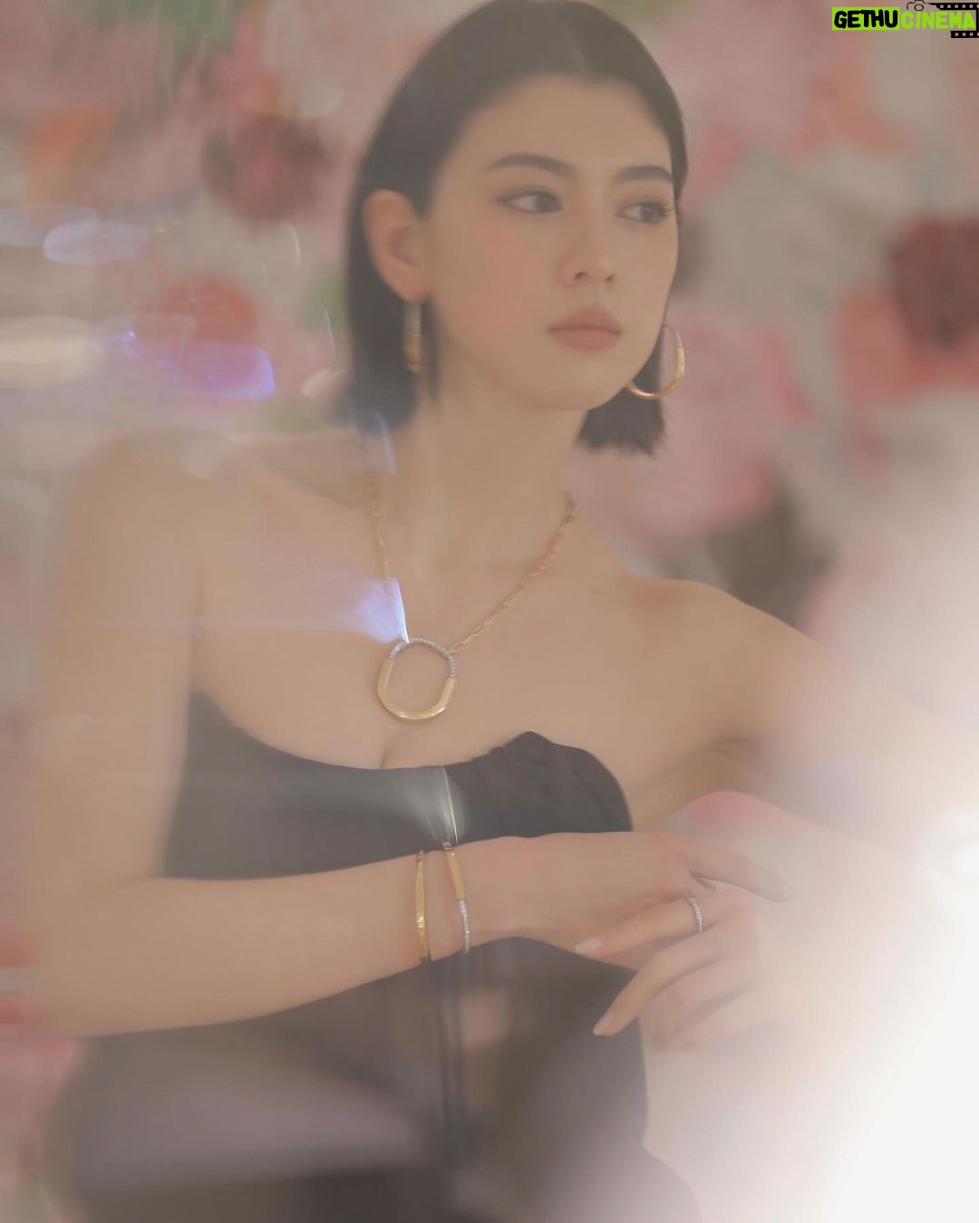 Ayaka Miyoshi Instagram - -Tiffany&Co.- 「ティファニーロック」 「ティファニーハードウェア」から新作が誕生。 エクストララージサイズのペンダントトップやピアスが 抜群の存在感を与えてくれるティファニーロック。 イエローゴールドとホワイトゴールドの輝きは カジュアルさもありながらエレガントさも相まって ナチュラルなファッションにジュエリーを際立たせるのが 最近の私のmood🩵 そしてティファニーハードウェアのネックレスには 約30 カラットものパヴェダイヤモンドがセットされており どれも職人の丁寧な手作業によるもの。 ティファニーの比類なきクラフトマンシップが堪能できる まさに芸術作品といえる煌めきを持つジュエリー。 ティファニーのジュエリーは 作り手の想いや歴史も込められながら 常に揺るぎない安心感と自信に繋がる輝き 新たな自分へと出会わせてくれる、 私にとって大切なパートナーです。 新たな始まりに胸が高鳴るこの季節、 自分への最高なピースをを迎えて 新しい挑戦をはじめてみたいと思います。 @tiffanyandco #Tiffanyandco #TiffanyIcons #TiffanyHardware #TiffanyPartner #PR Tiffany & Co.