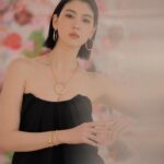Ayaka Miyoshi Instagram - -Tiffany&Co.- 「ティファニーロック」 「ティファニーハードウェア」から新作が誕生。 エクストララージサイズのペンダントトップやピアスが 抜群の存在感を与えてくれるティファニーロック。 イエローゴールドとホワイトゴールドの輝きは カジュアルさもありながらエレガントさも相まって ナチュラルなファッションにジュエリーを際立たせるのが 最近の私のmood🩵 そしてティファニーハードウェアのネックレスには 約30 カラットものパヴェダイヤモンドがセットされており どれも職人の丁寧な手作業によるもの。 ティファニーの比類なきクラフトマンシップが堪能できる まさに芸術作品といえる煌めきを持つジュエリー。 ティファニーのジュエリーは 作り手の想いや歴史も込められながら 常に揺るぎない安心感と自信に繋がる輝き 新たな自分へと出会わせてくれる、 私にとって大切なパートナーです。 新たな始まりに胸が高鳴るこの季節、 自分への最高なピースをを迎えて 新しい挑戦をはじめてみたいと思います。 @tiffanyandco #Tiffanyandco #TiffanyIcons #TiffanyHardware #TiffanyPartner #PR Tiffany & Co.