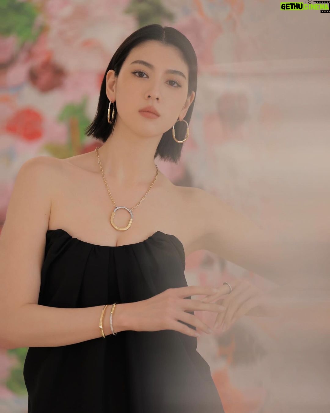 Ayaka Miyoshi Instagram - -Tiffany&Co.- 「ティファニーロック」 「ティファニーハードウェア」から新作が誕生。 エクストララージサイズのペンダントトップやピアスが 抜群の存在感を与えてくれるティファニーロック。 イエローゴールドとホワイトゴールドの輝きは カジュアルさもありながらエレガントさも相まって ナチュラルなファッションにジュエリーを際立たせるのが 最近の私のmood🩵 そしてティファニーハードウェアのネックレスには 約30 カラットものパヴェダイヤモンドがセットされており どれも職人の丁寧な手作業によるもの。 ティファニーの比類なきクラフトマンシップが堪能できる まさに芸術作品といえる煌めきを持つジュエリー。 ティファニーのジュエリーは 作り手の想いや歴史も込められながら 常に揺るぎない安心感と自信に繋がる輝き 新たな自分へと出会わせてくれる、 私にとって大切なパートナーです。 新たな始まりに胸が高鳴るこの季節、 自分への最高なピースをを迎えて 新しい挑戦をはじめてみたいと思います。 @tiffanyandco #Tiffanyandco #TiffanyIcons #TiffanyHardware #TiffanyPartner #PR Tiffany & Co.