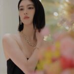 Ayaka Miyoshi Instagram - -Tiffany&Co.- 「ティファニーロック」 「ティファニーハードウェア」から新作が誕生。 エクストララージサイズのペンダントトップやピアスが 抜群の存在感を与えてくれるティファニーロック。 イエローゴールドとホワイトゴールドの輝きは カジュアルさもありながらエレガントさも相まって ナチュラルなファッションにジュエリーを際立たせるのが 最近の私のmood🩵 そしてティファニーハードウェアのネックレスには 約30 カラットものパヴェダイヤモンドがセットされており どれも職人の丁寧な手作業によるもの。 ティファニーの比類なきクラフトマンシップが堪能できる まさに芸術作品といえる煌めきを持つジュエリー。 ティファニーのジュエリーは 作り手の想いや歴史も込められながら 常に揺るぎない安心感と自信に繋がる輝き 新たな自分へと出会わせてくれる、 私にとって大切なパートナーです。 新たな始まりに胸が高鳴るこの季節、 自分への最高なピースをを迎えて 新しい挑戦をはじめてみたいと思います。 @tiffanyandco #Tiffanyandco #TiffanyIcons #TiffanyHardware #TiffanyPartner #PR Tiffany & Co.