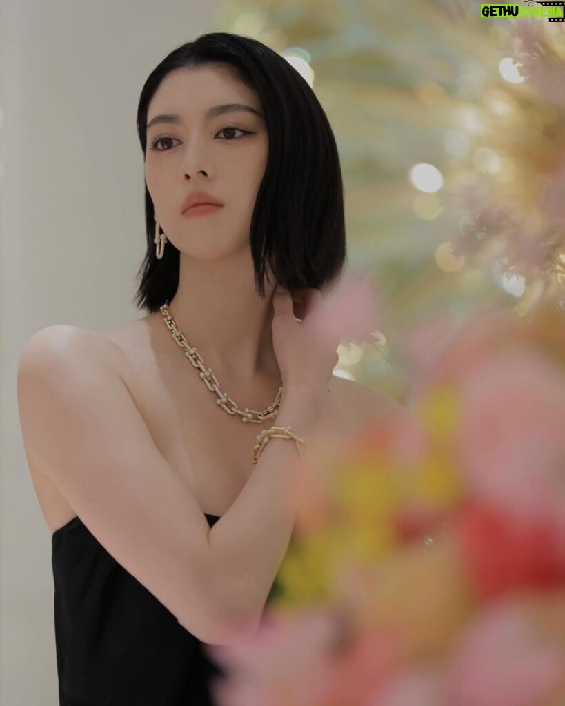Ayaka Miyoshi Instagram - -Tiffany&Co.- 「ティファニーロック」 「ティファニーハードウェア」から新作が誕生。 エクストララージサイズのペンダントトップやピアスが 抜群の存在感を与えてくれるティファニーロック。 イエローゴールドとホワイトゴールドの輝きは カジュアルさもありながらエレガントさも相まって ナチュラルなファッションにジュエリーを際立たせるのが 最近の私のmood🩵 そしてティファニーハードウェアのネックレスには 約30 カラットものパヴェダイヤモンドがセットされており どれも職人の丁寧な手作業によるもの。 ティファニーの比類なきクラフトマンシップが堪能できる まさに芸術作品といえる煌めきを持つジュエリー。 ティファニーのジュエリーは 作り手の想いや歴史も込められながら 常に揺るぎない安心感と自信に繋がる輝き 新たな自分へと出会わせてくれる、 私にとって大切なパートナーです。 新たな始まりに胸が高鳴るこの季節、 自分への最高なピースをを迎えて 新しい挑戦をはじめてみたいと思います。 @tiffanyandco #Tiffanyandco #TiffanyIcons #TiffanyHardware #TiffanyPartner #PR Tiffany & Co.