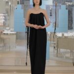 Ayaka Miyoshi Instagram - -Tiffany&Co.- 「ティファニーロック」 「ティファニーハードウェア」から新作が誕生。 エクストララージサイズのペンダントトップやピアスが 抜群の存在感を与えてくれるティファニーロック。 イエローゴールドとホワイトゴールドの輝きは カジュアルさもありながらエレガントさも相まって ナチュラルなファッションにジュエリーを際立たせるのが 最近の私のmood🩵 そしてティファニーハードウェアのネックレスには 約30 カラットものパヴェダイヤモンドがセットされており どれも職人の丁寧な手作業によるもの。 ティファニーの比類なきクラフトマンシップが堪能できる まさに芸術作品といえる煌めきを持つジュエリー。 ティファニーのジュエリーは 作り手の想いや歴史も込められながら 常に揺るぎない安心感と自信に繋がる輝き 新たな自分へと出会わせてくれる、 私にとって大切なパートナーです。 新たな始まりに胸が高鳴るこの季節、 自分への最高なピースをを迎えて 新しい挑戦をはじめてみたいと思います。 @tiffanyandco #Tiffanyandco #TiffanyIcons #TiffanyHardware #TiffanyPartner #PR Tiffany & Co.