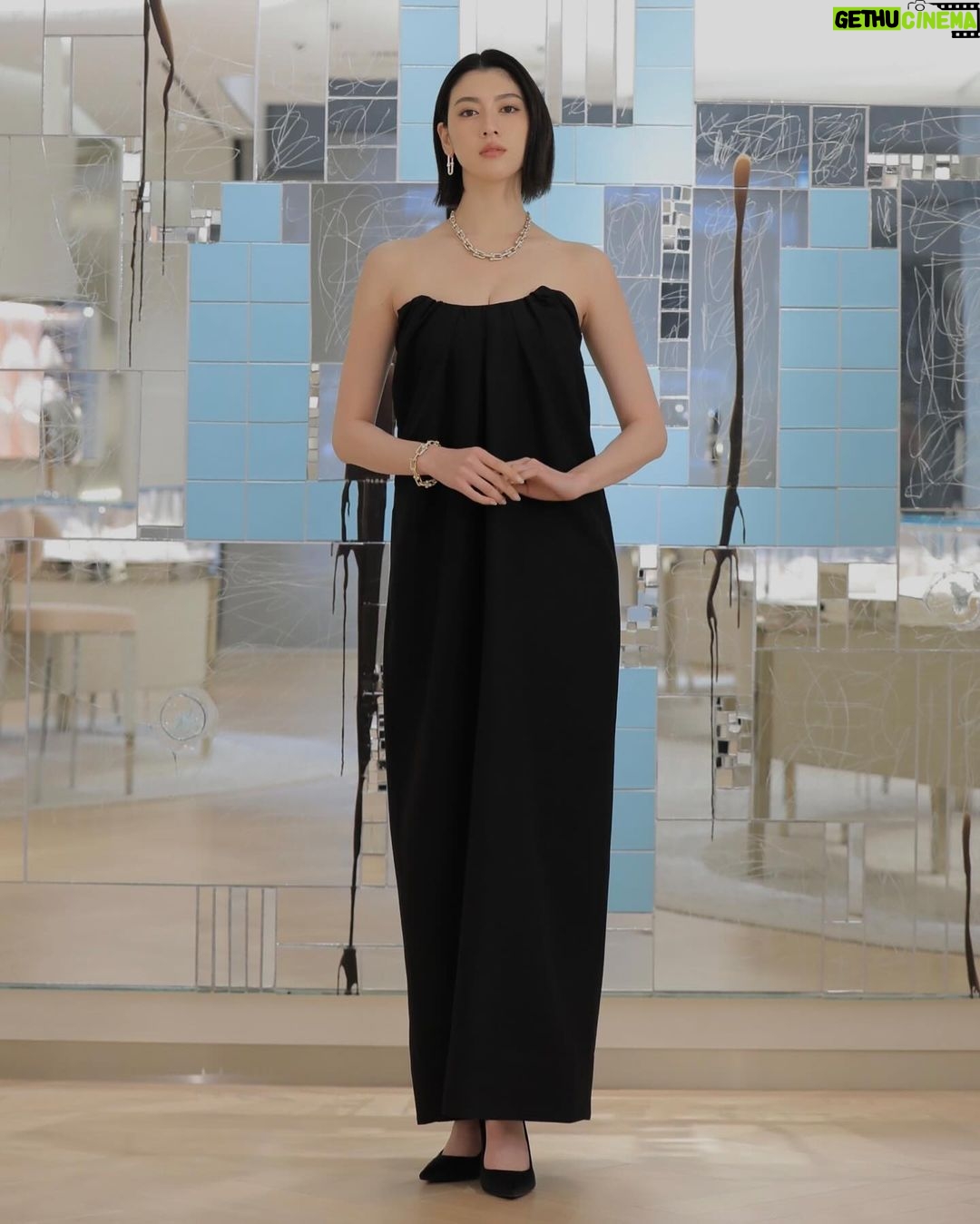 Ayaka Miyoshi Instagram - -Tiffany&Co.- 「ティファニーロック」 「ティファニーハードウェア」から新作が誕生。 エクストララージサイズのペンダントトップやピアスが 抜群の存在感を与えてくれるティファニーロック。 イエローゴールドとホワイトゴールドの輝きは カジュアルさもありながらエレガントさも相まって ナチュラルなファッションにジュエリーを際立たせるのが 最近の私のmood🩵 そしてティファニーハードウェアのネックレスには 約30 カラットものパヴェダイヤモンドがセットされており どれも職人の丁寧な手作業によるもの。 ティファニーの比類なきクラフトマンシップが堪能できる まさに芸術作品といえる煌めきを持つジュエリー。 ティファニーのジュエリーは 作り手の想いや歴史も込められながら 常に揺るぎない安心感と自信に繋がる輝き 新たな自分へと出会わせてくれる、 私にとって大切なパートナーです。 新たな始まりに胸が高鳴るこの季節、 自分への最高なピースをを迎えて 新しい挑戦をはじめてみたいと思います。 @tiffanyandco #Tiffanyandco #TiffanyIcons #TiffanyHardware #TiffanyPartner #PR Tiffany & Co.