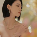Ayaka Miyoshi Instagram - -Tiffany&Co.- 「ティファニーロック」 「ティファニーハードウェア」から新作が誕生。 エクストララージサイズのペンダントトップやピアスが 抜群の存在感を与えてくれるティファニーロック。 イエローゴールドとホワイトゴールドの輝きは カジュアルさもありながらエレガントさも相まって ナチュラルなファッションにジュエリーを際立たせるのが 最近の私のmood🩵 そしてティファニーハードウェアのネックレスには 約30 カラットものパヴェダイヤモンドがセットされており どれも職人の丁寧な手作業によるもの。 ティファニーの比類なきクラフトマンシップが堪能できる まさに芸術作品といえる煌めきを持つジュエリー。 ティファニーのジュエリーは 作り手の想いや歴史も込められながら 常に揺るぎない安心感と自信に繋がる輝き 新たな自分へと出会わせてくれる、 私にとって大切なパートナーです。 新たな始まりに胸が高鳴るこの季節、 自分への最高なピースをを迎えて 新しい挑戦をはじめてみたいと思います。 @tiffanyandco #Tiffanyandco #TiffanyIcons #TiffanyHardware #TiffanyPartner #PR Tiffany & Co.